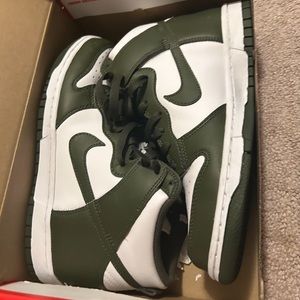 Nike dunk High olives.